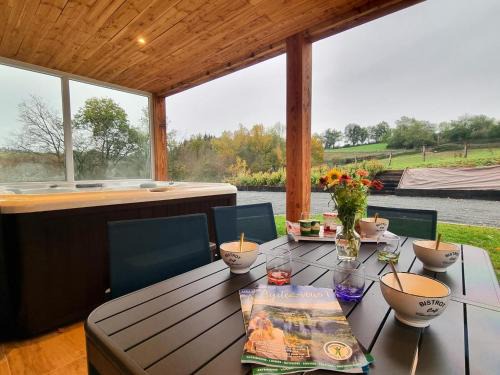 Pouilly-les-Feurs House | Gîte cosy avec terrasse et jacuzzi privatif - FR-1-496-303