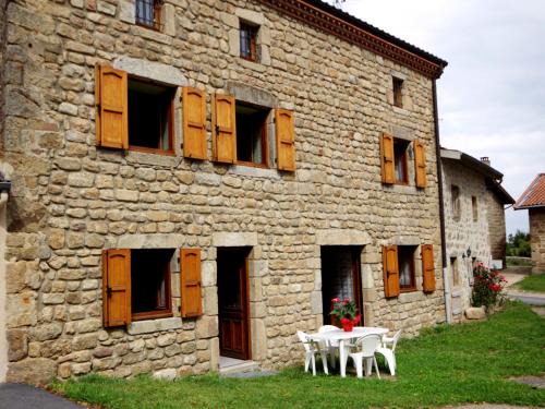 Saint-Nizier-de-Fornas House | Gîte de Charme en Pierre avec Poêle à Bois, Grand Terrain - FR-1-496-259