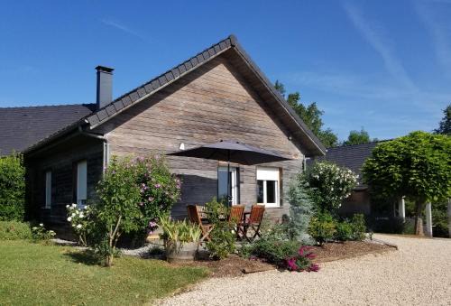 Saint-Cyprien House | Gîte de la Tuillère, maison contemporaine en bois avec vue et piscine