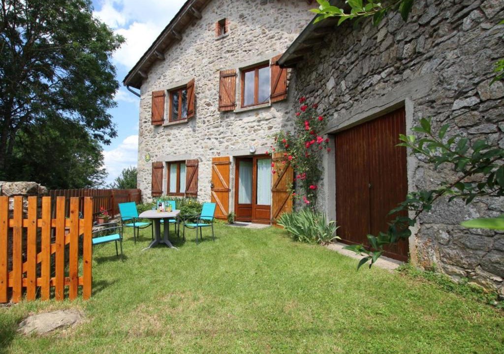 Jullianges House | Gîte familial au calme avec jeux, VTT, randonnée, près du Parc Livradois, La Chaise-Dieu et Craponne - FR-1-582-214