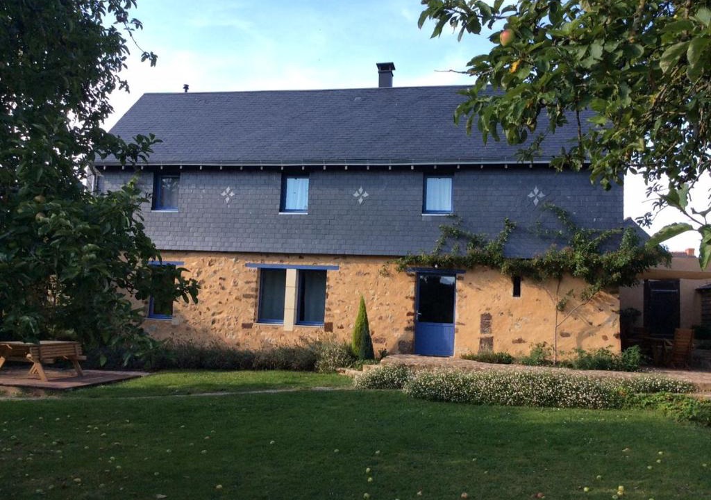 Chemire-en-Charnie House | Gîte familial restauré en pleine nature avec terrasse, proche forêt, idéal pour groupes et PMR - FR-1-410-255