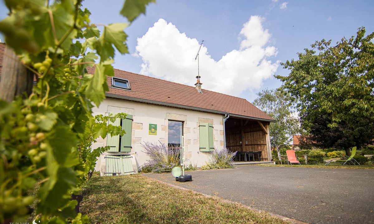 Saint-Pourcain-sur-Sioule House | Gîte with pool amid the vineyards, Saint-Pourçain-sur-Sioule