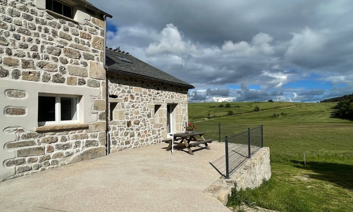 Saint-Sauveur-de-Ginestoux House | Gîte du Près du Pont in Margeride – Tranquil Stay with Panoramic Views