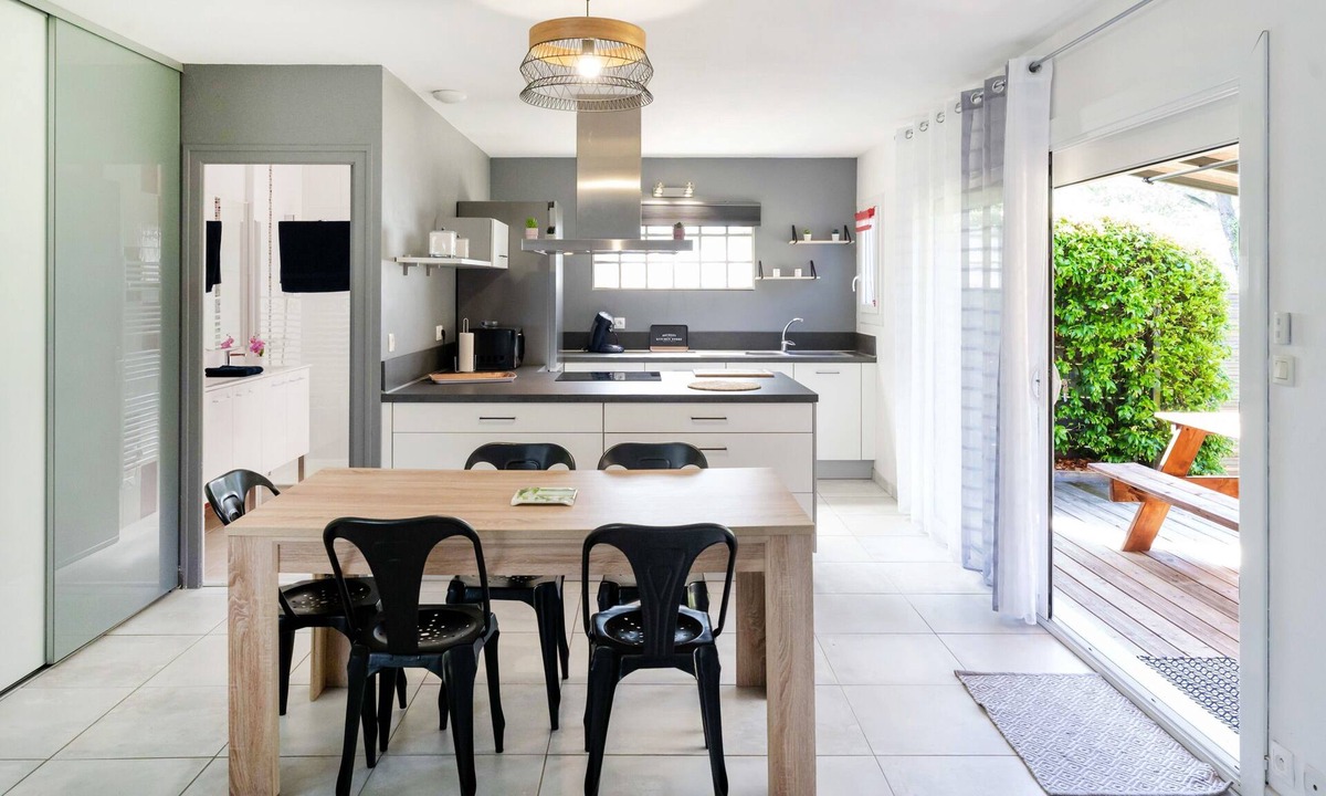 Lesperon House | Gîte Le Grand Chêne: Shared Pool, Wi-Fi & Air Conditioning in Lesperon