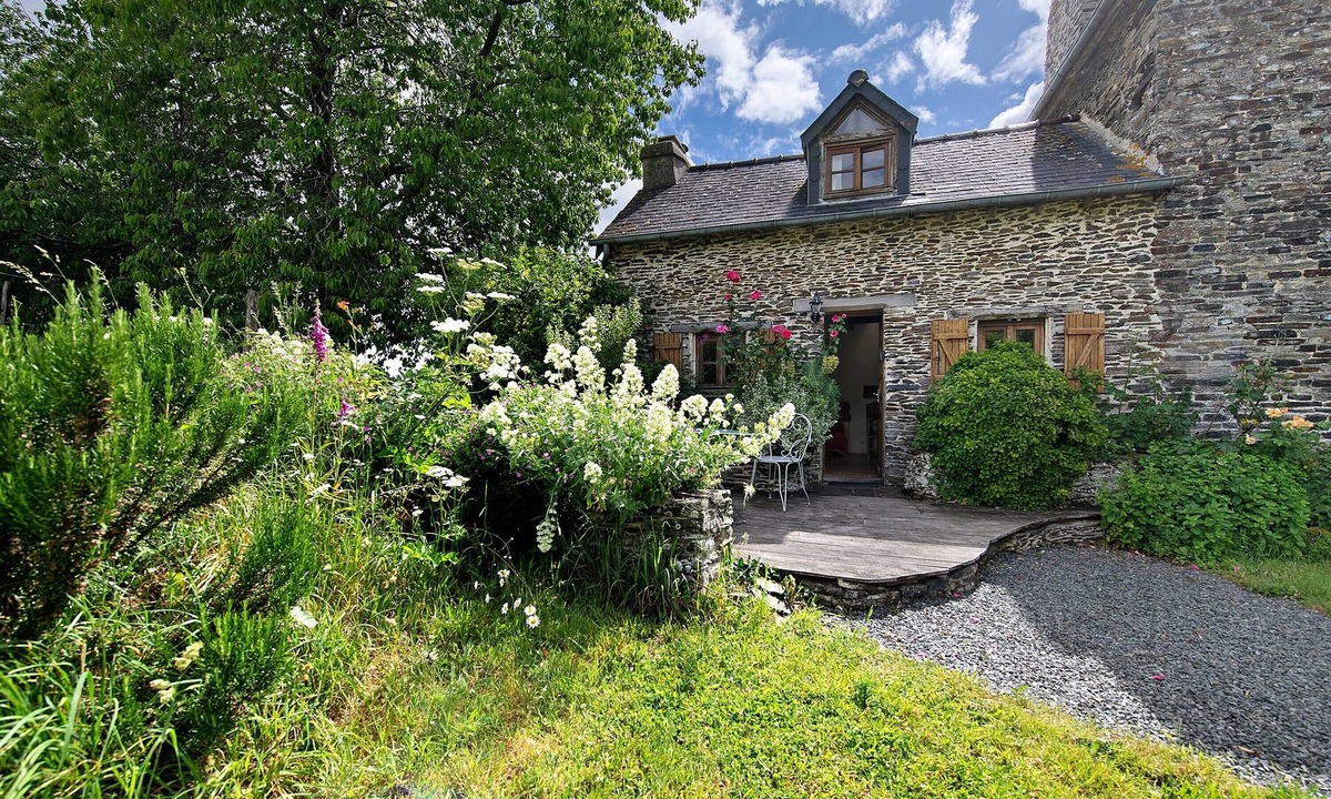 La Bazoque House | Gîte Le Petit Promenant: Private Terrace, Garden & Wi-Fi in La Bazoque