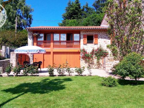 Merle-Leignec House | Gîte Les Myrtilles : Confort et Sérénité, Animaux Bienvenus, Jardin Commun - FR-1-496-45