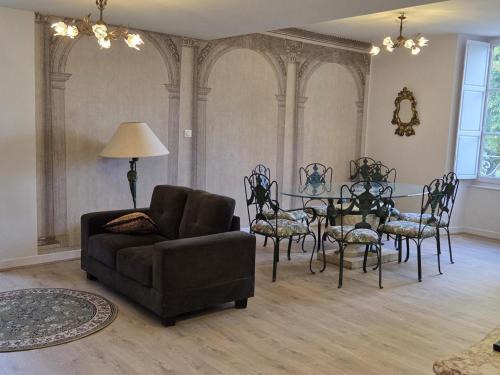 Louchy-Montfand Apartment | Gîte paisible dans château avec jardin, climatisation - FR-1-489-604
