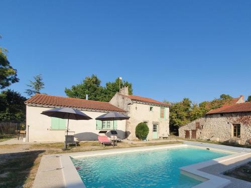 Charroux House | Gîte rénové à Charroux avec piscine et terrasse privative - FR-1-489-394
