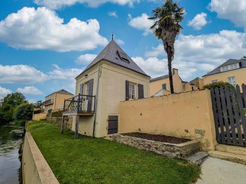 Sable-sur-Sarthe House | Gîte rénové au bord de la Sarthe, calme et parking privé - FR-1-410-460