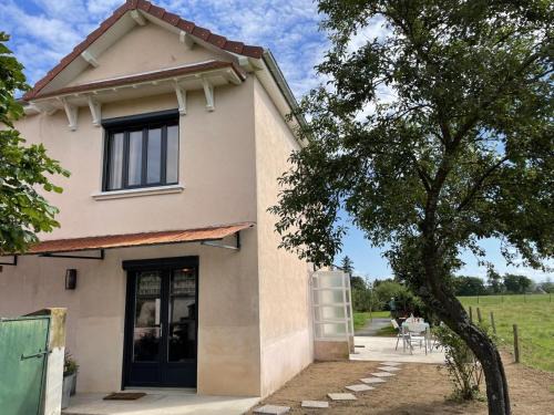 Pierrefitte-sur-Loire House | Gîte rénové à Pierrefitte-sur-Loire avec jardin et parking - FR-1-489-347