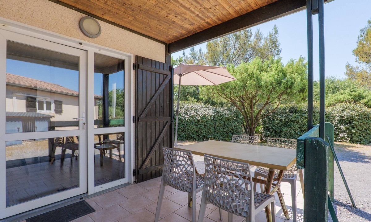 Joyeuse House | Gîte Romarin 2 – Village de Gîtes with Pools, Tennis & Panoramic Views