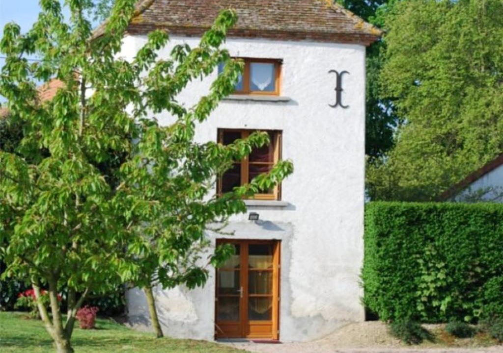 Saint-Pourcain-sur-Sioule House | Gîte Saint-Pourçain-sur-Sioule, 2 pièces, 2 personnes - FR-1-489-30