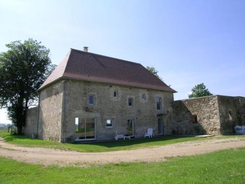 Chirat-l'Eglise House | Gîte spacieux dans ancien relais de chasse, jardin privé - FR-1-489-4