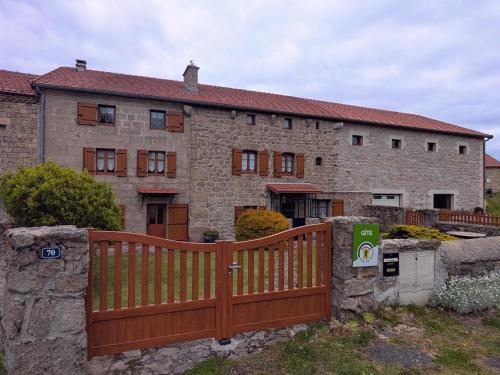 Croisances House | Gîte spacieux et rénové avec équipements modernes, terrasse et vaste jardin près de Gévaudan et Margeride - FR-1-582-301