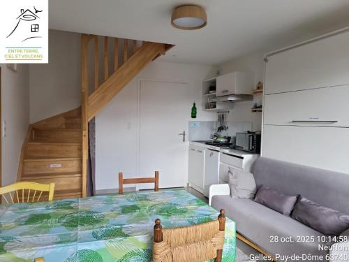 Gelles House | Gîte Terre - 1-4 pers, à 20 mins de Vulcania et du Puy-de-Dôme, 35 mins du Sancy