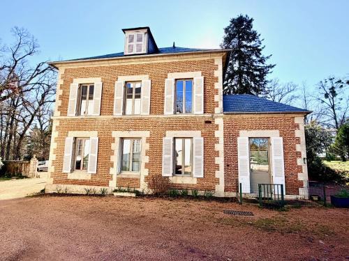 Charmeil House | Gîte Vichy - 4 Chambres, situé dans le parc du Château de Charmeil