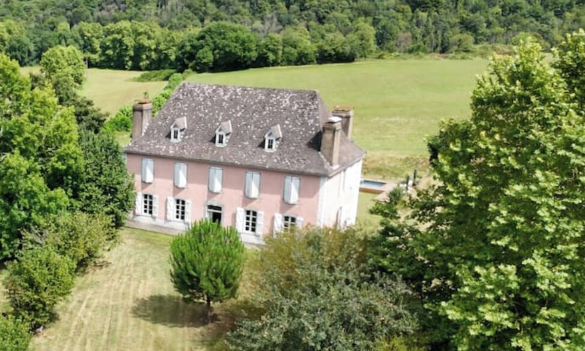 Barcus House | Galhareta - La Maison Rose, 18th century manor house with swimming pool in the Basque Country