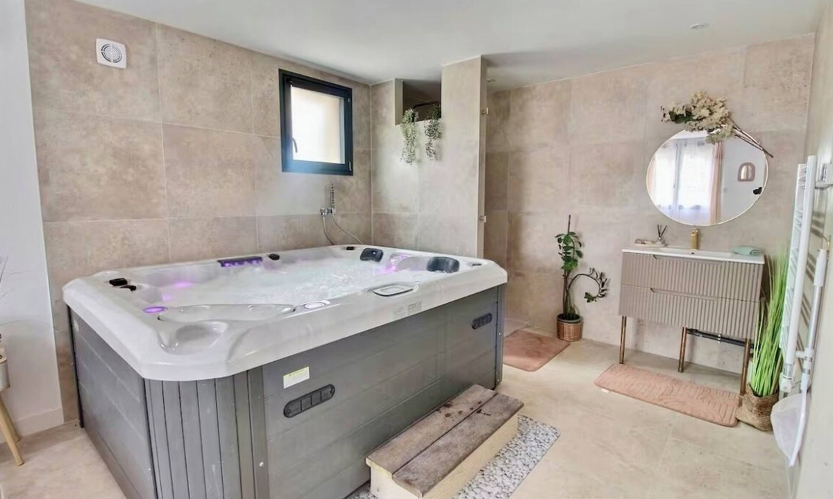 Bourges House | Garden and Spa Camélia indoor Jacuzzi house with private terrace and parking lot