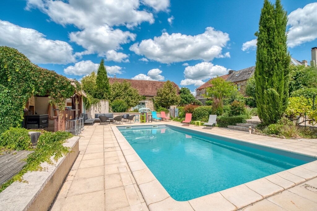 Degagnac House | Garden-View Holiday Home in Dégagnac with Jacuzzi
