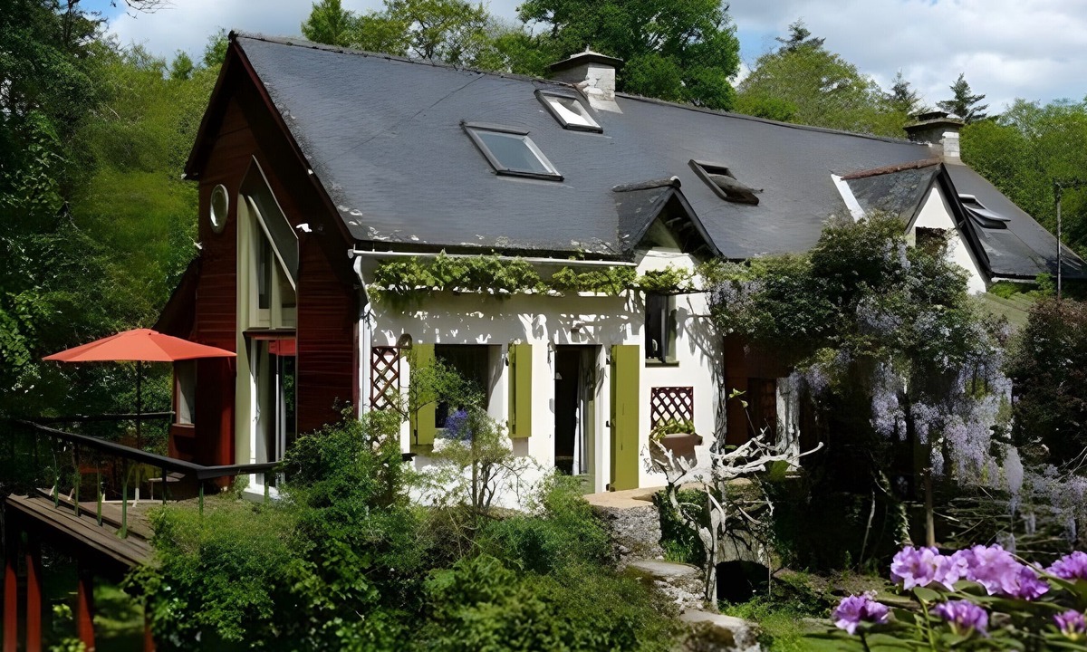Malansac House | Gîte de Carguillet – On the Edge of a Forest, with Terrace and Garden