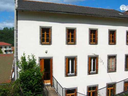 Pontgibaud Apartment | Gite en rez-de-jardin