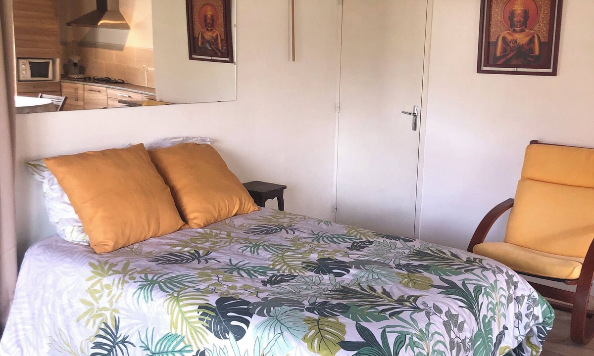 Cusset Apartment | Gîte L'Exotique - Bungalow with garden and terrace, Vichy