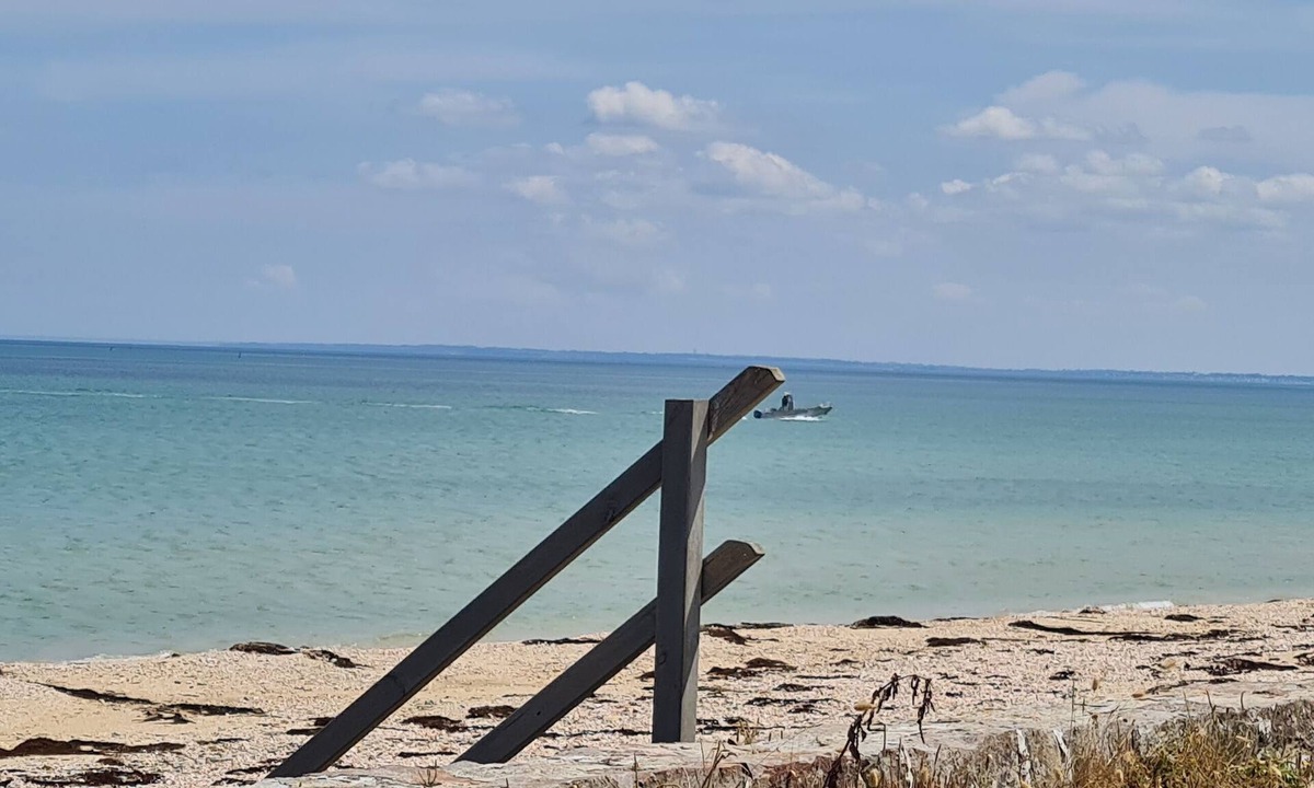 Saint-Marcouf Cottage | Gite Les Coquillages, directly on the beach
