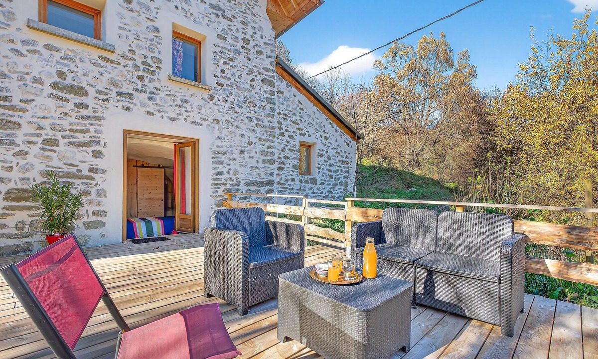 Saint-Disdier House | Gîte 'Lézard' with Mountain View, Private Terrace, and Wi-Fi