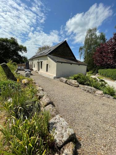Saint-Nicolas-du-Pelem House | Gîte Madeleine, 4 bedroom country cottage with pool, sleeps 10