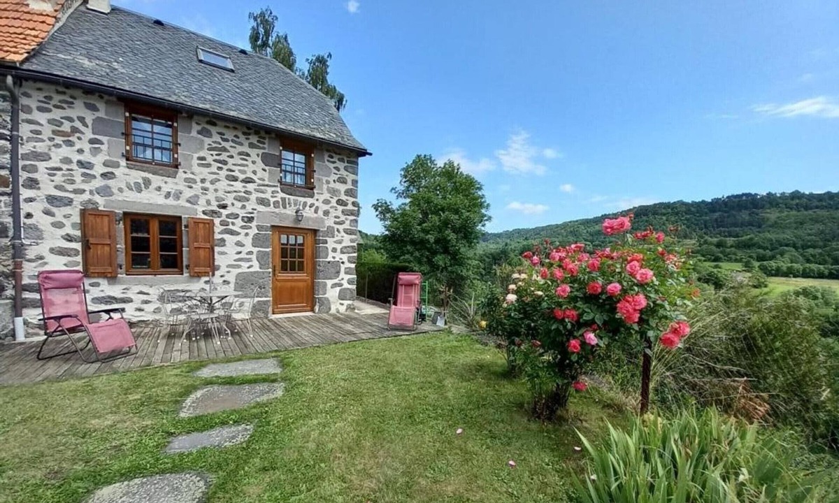 Neussargues-Moissac Cottage | Gite Neussargues en Pinatelle, 2 bedrooms, 4 persons