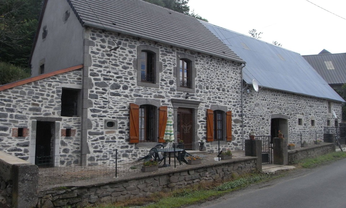 Jassat Cottage | GITE sleeps 5, accessible from the side of the house. Free WIFI