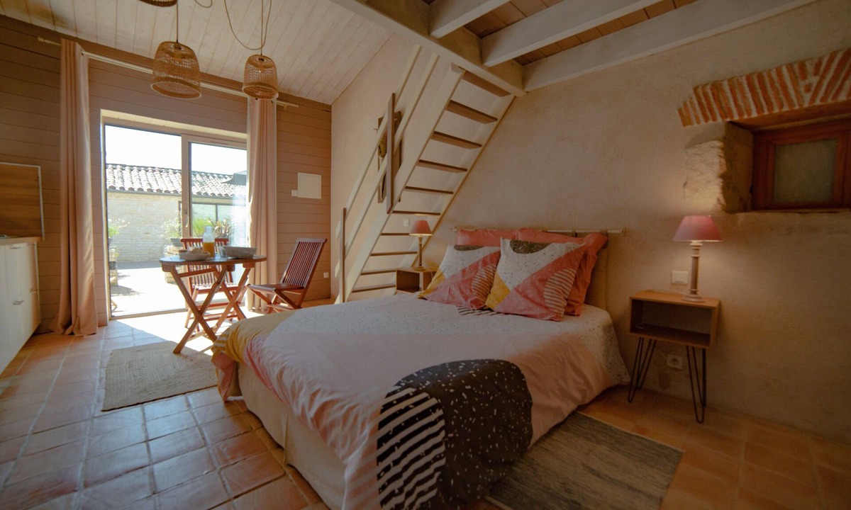 La Jarrie House | Gîte Tamaris with Shared Terrace, Pool, and Air Conditioning by Kaz'Concept