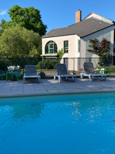 Levernois Hotel | Golf Hotel Colvert - Piscine extérieure et Room Service