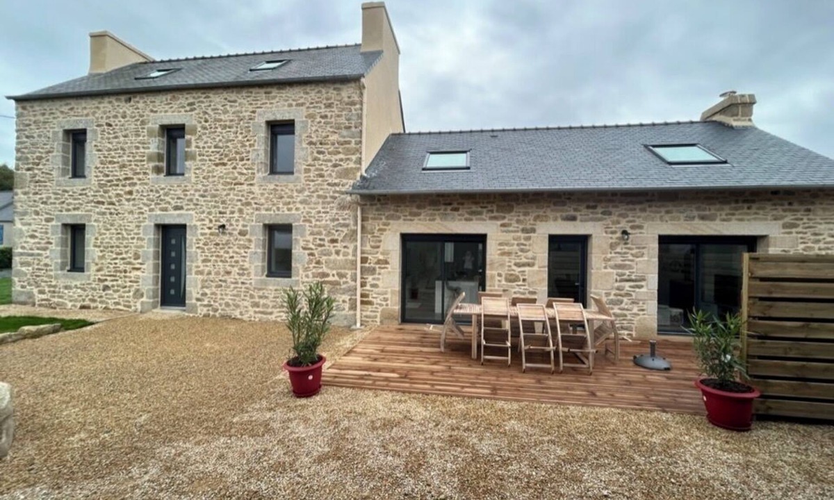 Plouneour-Trez House | Grande Maison en Pierres Rénovée à 1,5 km de la mer