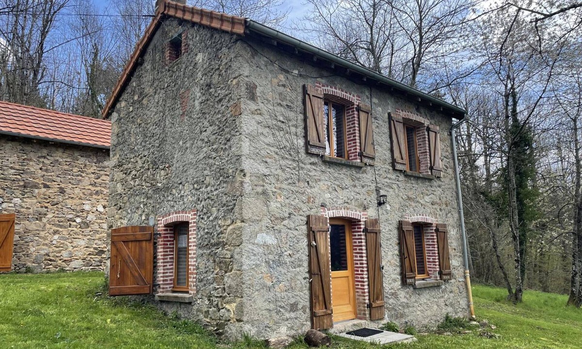 Chatel-Montagne Cottage | Green haven for couples with parking