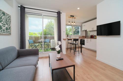 Saint-Priest Apartment | GreenPause - Terrace - Parking - Air conditioning - Eurexpo