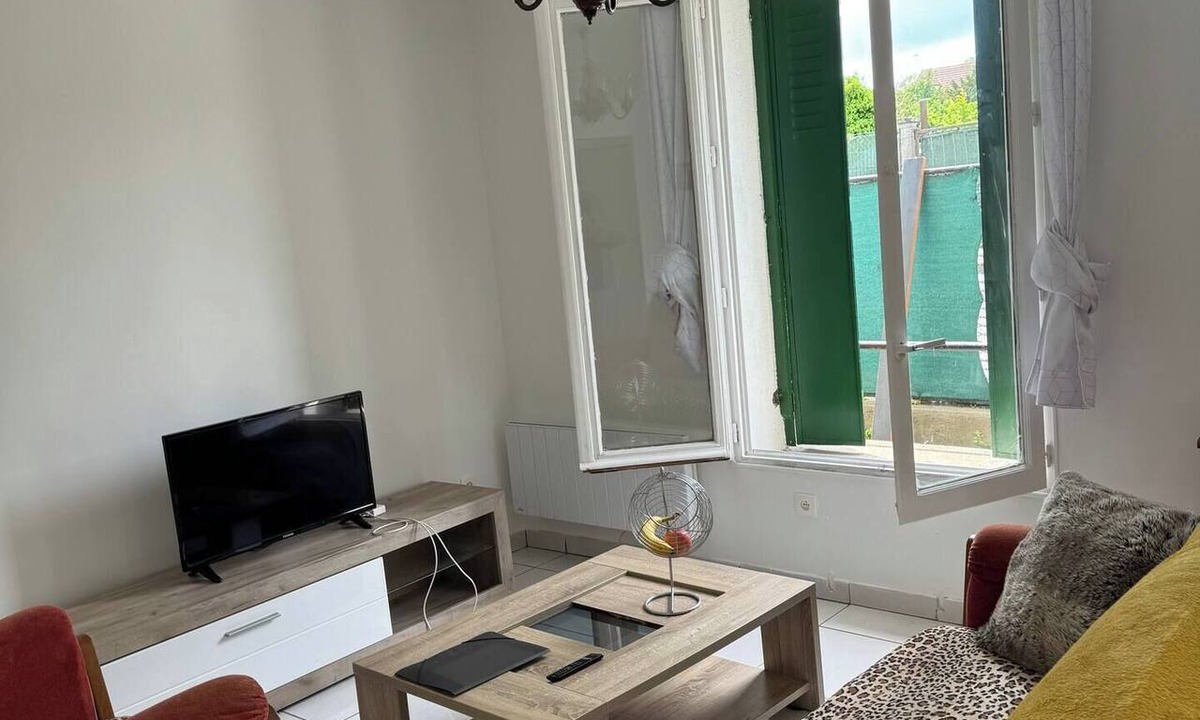 Etampes Apartment | ground-floor apartment with a garden