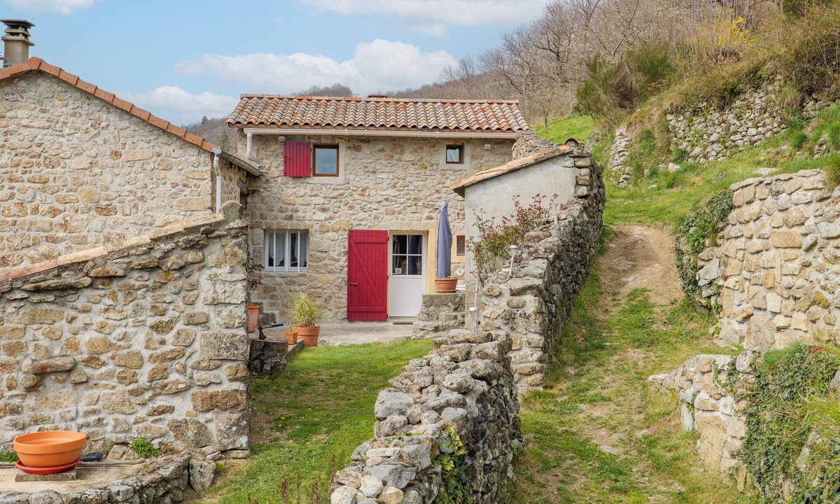 Saint-Pierre-de-Colombier Bed & Breakfast | Guest Room “Les Terrasses de Collanges” with Mountain View and Wi-Fi