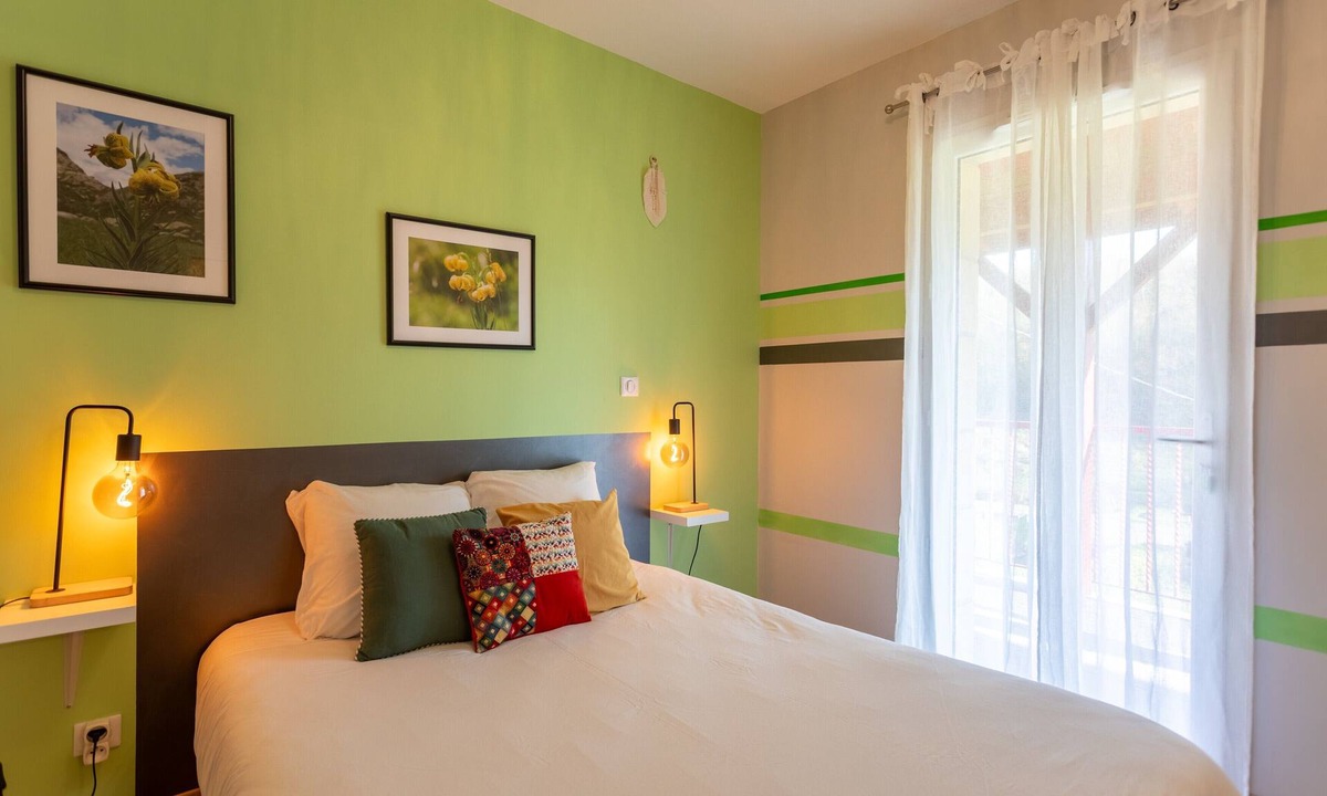 Aroue-Ithorots-Olhaiby Bed & Breakfast | Guest Room "Chambre - Lis": Mountain View, Wi-Fi and Air Conditioning