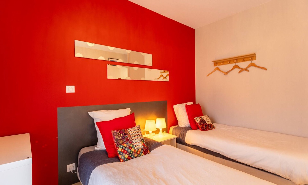 Aroue-Ithorots-Olhaiby Bed & Breakfast | Guest Room "Chambre - Joubarbe" with Mountain View, Wi-Fi and Air Conditioning