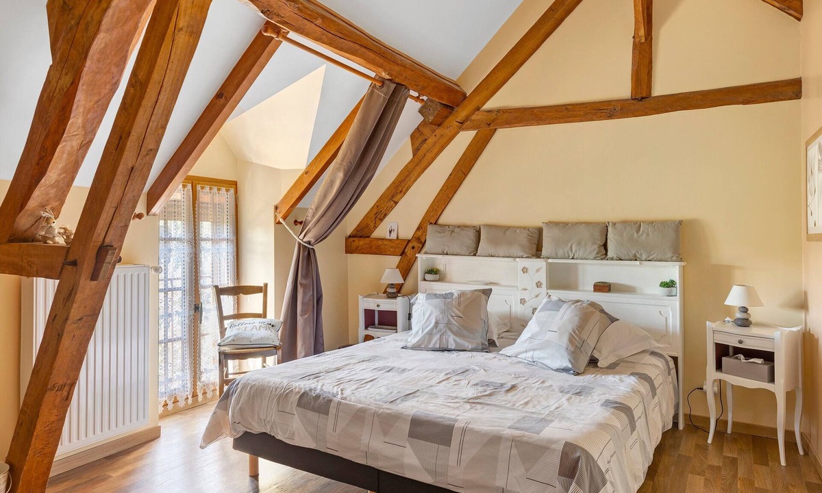 Villefranche-sur-Cher Bed & Breakfast | Guest Room 'Chambre Automne' with Shared Garden and Wi-Fi