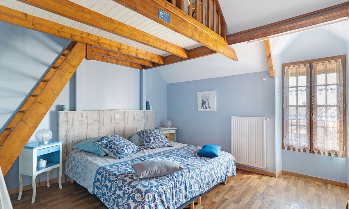Villefranche-sur-Cher Bed & Breakfast | Guest Room 'Chambre Hiver' with Shared Garden and Wi-Fi