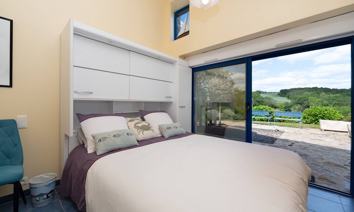 Saint-Nolff Bed & Breakfast | Guest Room “A L’abri - Ar Mor” with Shared Terrace, Garden and Wi-Fi