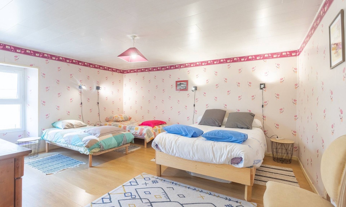 Saucede Bed & Breakfast | Guest Room "Chambre Aspe" with Shared Garden and Wi-Fi