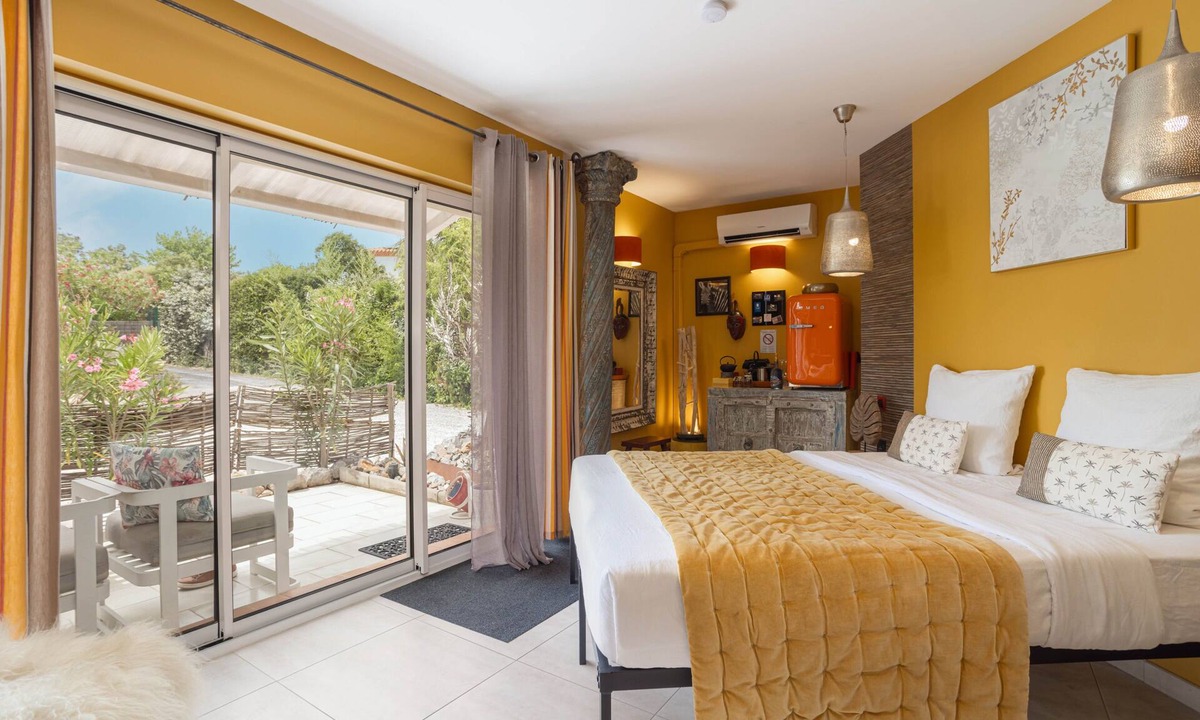 Saint-Nazaire Apartment | Guest Room "La Suite" with Shared Pool, Wi-Fi and Air Conditioning