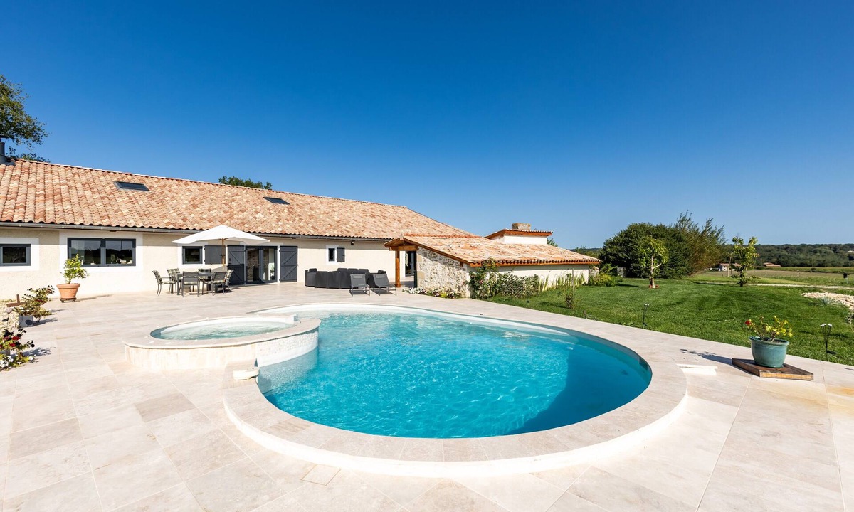 Bazas Bed & Breakfast | Guest Room 'Le Palmier Exotique' in Bazas with Shared Pool, Shared Terrace and Wi-Fi