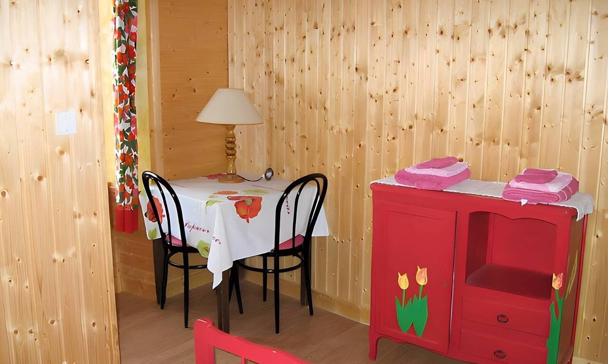 Aizac Bed & Breakfast | Guest Rooms "Le Volcan d'Aizac" – Yellow Room