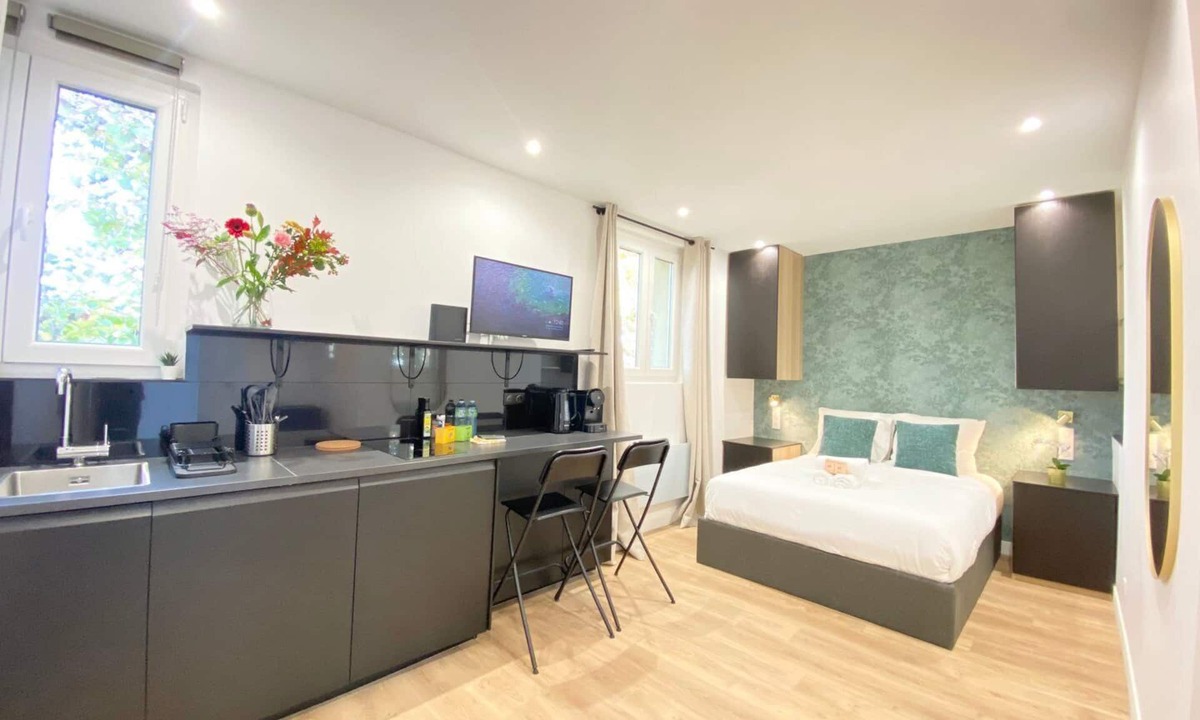 Quartier de la Salpetriere Apartment | GuestReady - Sleek emerald escape in the 13th arr.