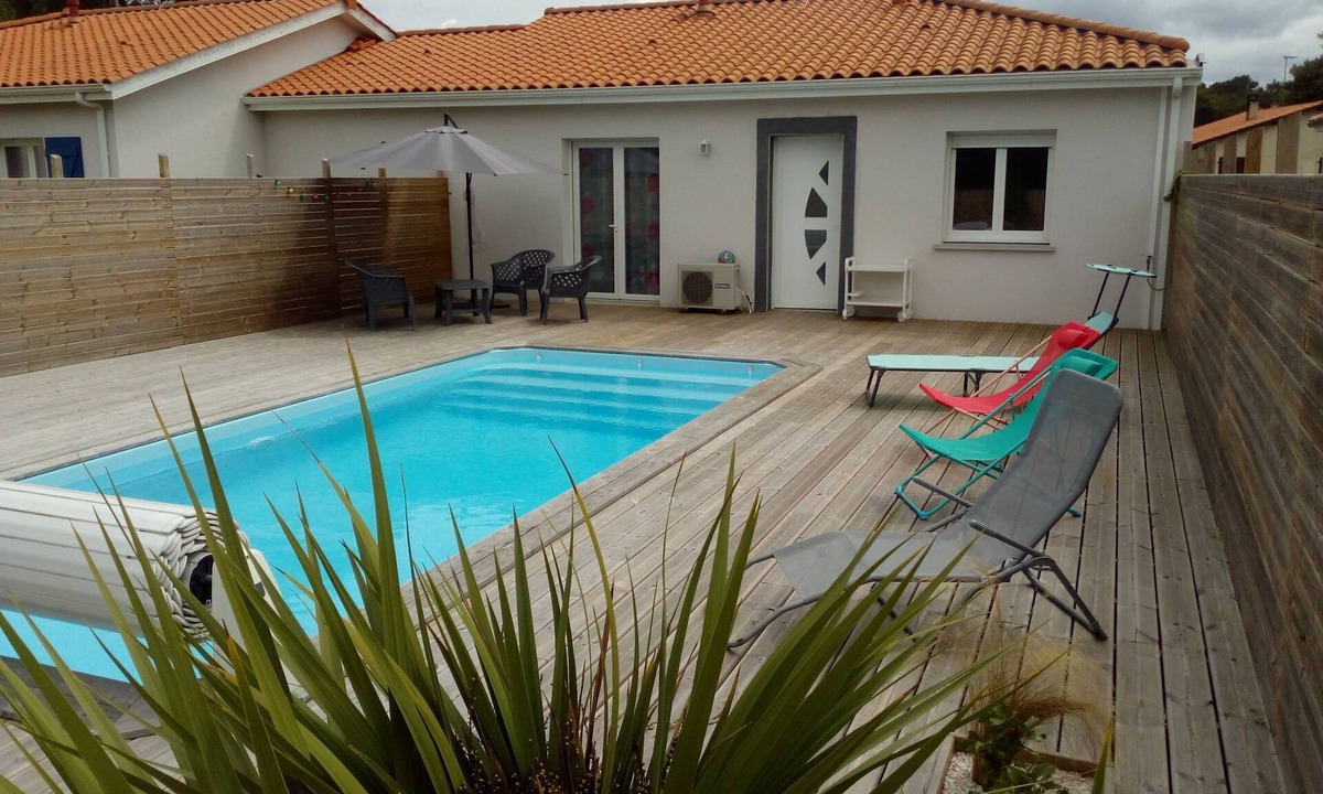 Leon House | Handicap-accessible cottage with private heated pool