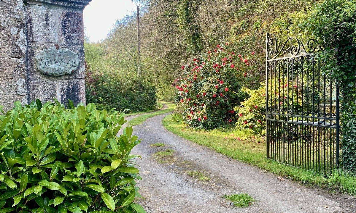 Plounevez-Moedec House | Historic country house on the river. Pink granite coast excursion destination